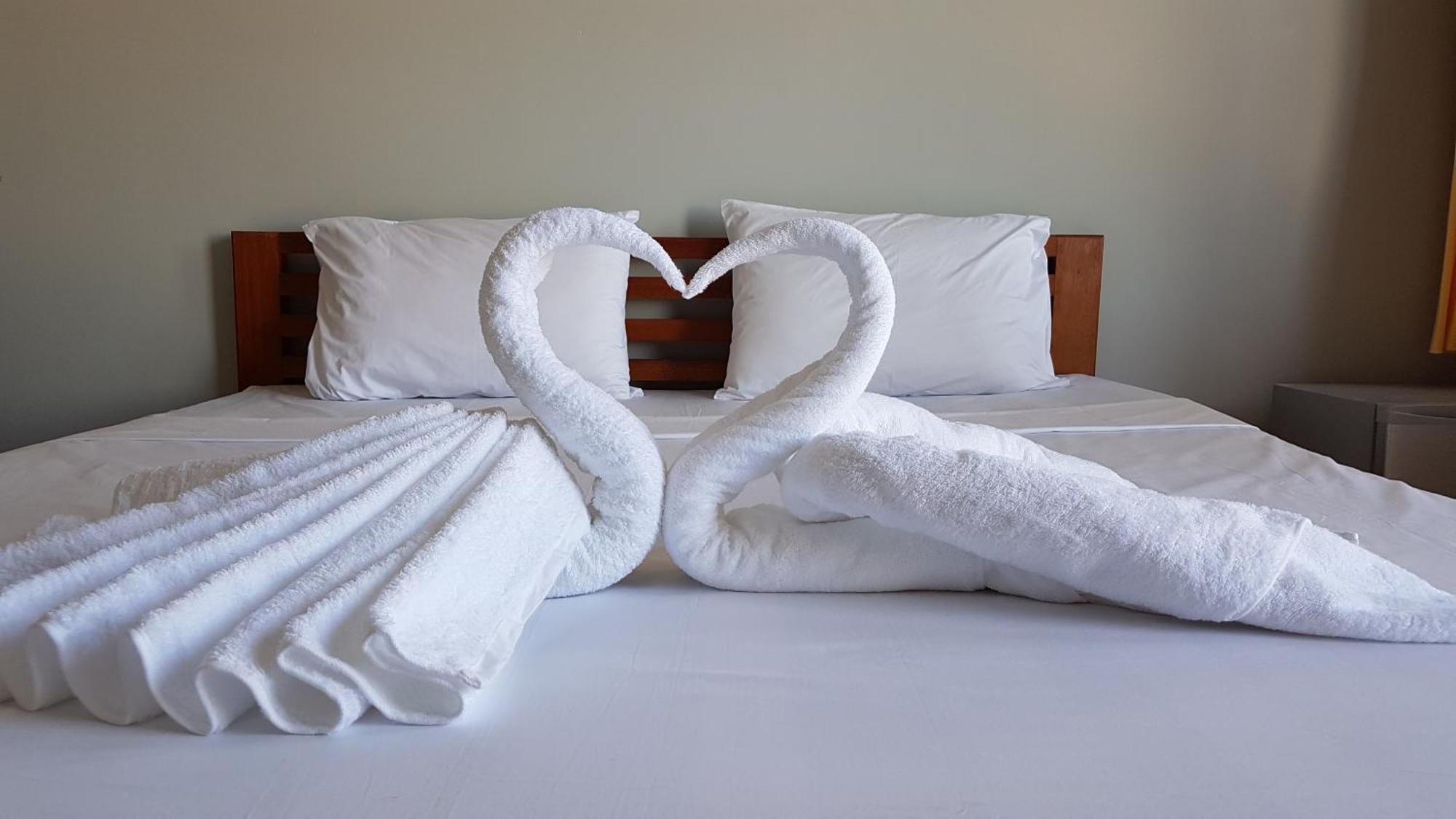 Two Moons Resort Kampot Buitenkant foto